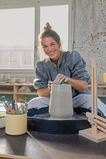 Jasmine Wettler in Grabs