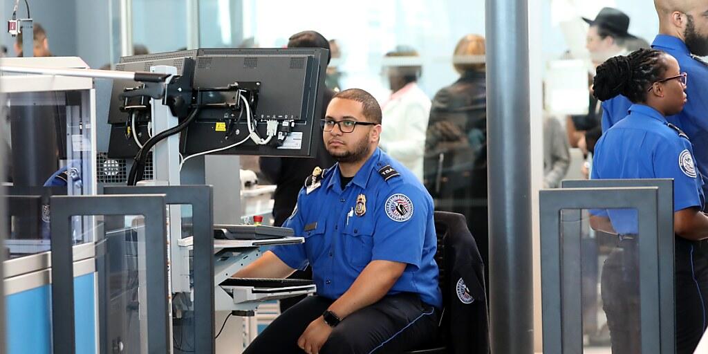 Weil die Computer der Immigrationsbehörde an mehreren US-Flughäfen streikten, kam es zu langen Warteschlangen. (Symbolbild)