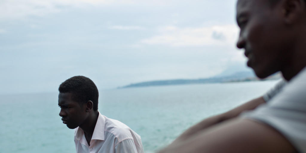 In der italienischen Stadt Ventimiglia gestrandete Flüchtlinge aus dem Sudan. In Italien sollen dieses Jahr offenbar weniger Flüchtlinge ankommen als ursprünglich erwartet (Archiv)