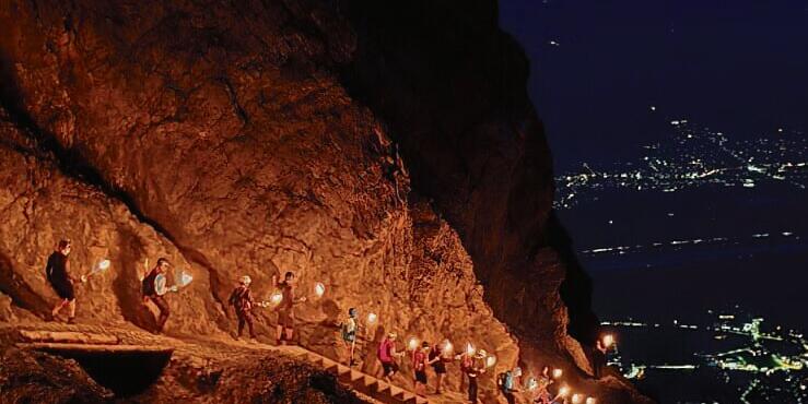 Rang f&uuml;nf: Der Fackelzug &uuml;ber den F&uuml;rstensteig ist ein Highlight des Staatsfeiertags.