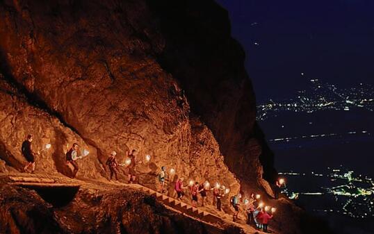 Rang f&uuml;nf: Der Fackelzug &uuml;ber den F&uuml;rstensteig ist ein Highlight des Staatsfeiertags.