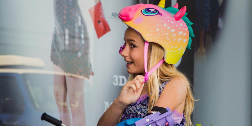 Dank einer Handprothese aus dem 3D-Drucker kann Faith Lennox, 7, wieder Velofahren. Dem Mädchen aus Kalifornien musste wegen eines Geburtsfehlers der Arm amputiert werden. Dank einer Handprothese aus dem 3D-Drucker kann Faith Lennox, 7, wieder Velofahren. Dem Mädchen aus Kalifornien musste wegen eines Geburtsfehlers der Arm amputiert werden.