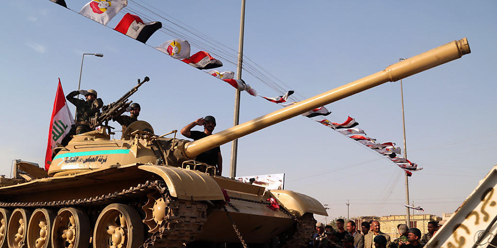 Irakische Milizen bei einer Parade in Basra: Zum Kampf gegen die IS-Terroristen hat das irakische Militär mit Russland eine Vereinbarung über eine Zusammenarbeit geschlossen. (Symbolbild)