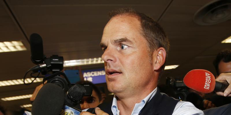 Sogleich belagert von den Mikrofonen: Frank de Boer