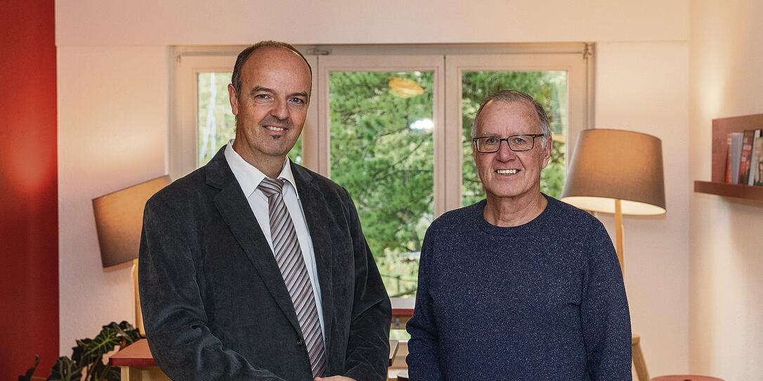 Der neue Bildungsleiter Bruno Fluder zusammen mit Stiftungsratspräsident Guido Wolfinger in einem neu renovierten Aufenthaltsbereich. Es fehlt Studienleiter Stefan Hirschlehner.