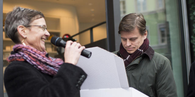 Charlotte Jacquemart (l) spricht zu NZZ-CEO Veit Dengler Charlotte Jacquemart (l) spricht zu NZZ-CEO Veit Dengler