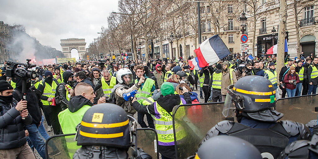 In Paris ist es rund drei Monate nach Beginn der Proteste bei "Gelbwesten"-Demonstrationen in Paris erneut zu Ausschreitungen mit mindestens einem Schwerverletzten gekommen.