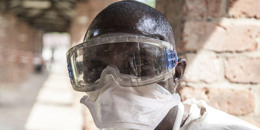Ein Mann mit einer Atemschutzmaske vor einer Isolationszelle in einem Spital in Bikoro. Der Kongo hat inzwischen 17 Fälle des gefährlichen Ebola-Virus bestätigt. (Archiv)