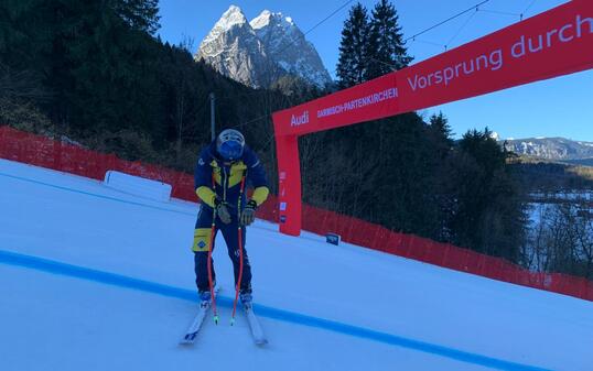 i der Pisten-Besichtigung versucht sich Marco Pfiffner die Abl&auml;ufe zu merken.