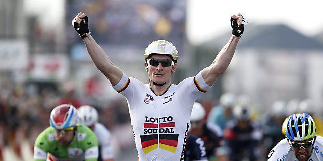 André Greipel setzt sich im Sprint durch