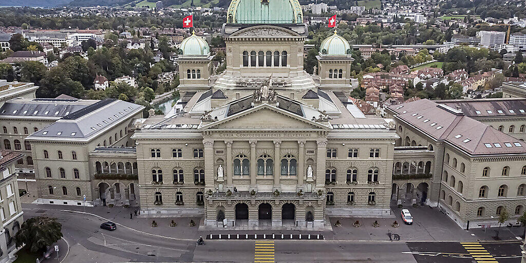 Im Bundeshaus beginnt unter Sicherheitsmassnahmen die Sondersession des Nationalrats. (Archivbild.)