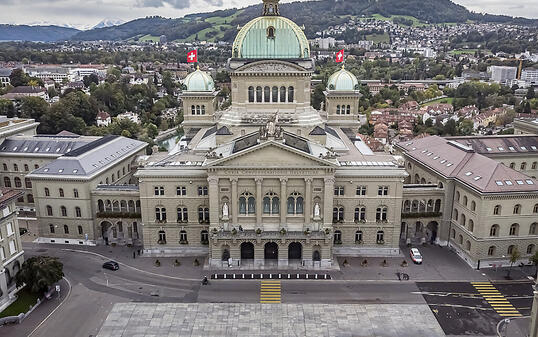 Im Bundeshaus beginnt unter Sicherheitsmassnahmen die Sondersession des Nationalrats. (Archivbild.)