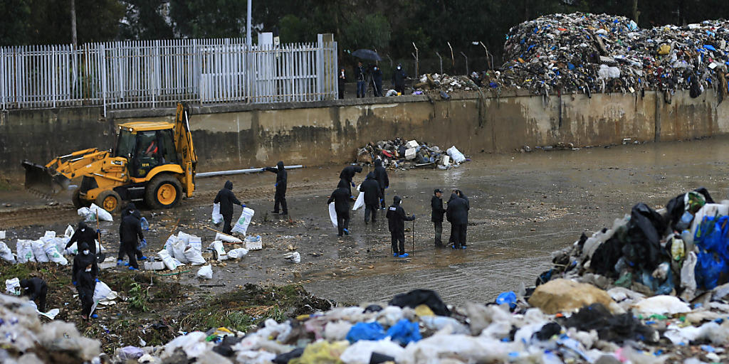 Aktivisten beim Beseitigen von Müll im Beirut-Fluss Aktivisten beim Beseitigen von Müll im Beirut-Fluss