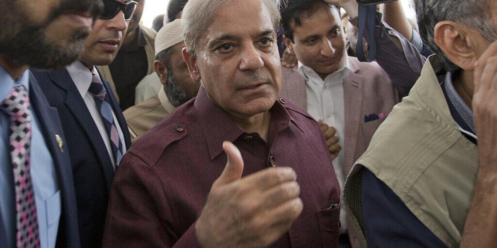 ARCHIV - Shehbaz Sharif (M), Oppositionsführer aus Pakistan, kommt zur Nationalversammlung. Der pakistanische Oppositionsführer ist nach einer Anhörung in der östlichen Stadt Lahore festgenommen worden. Foto: B.K. Bangash/AP/dpa