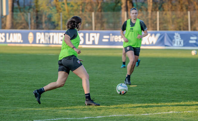 Parallel zum Fussball absolvieren Felicia Frick (l.) und Julia Benneckenstein (r.) ein Studium in den USA.