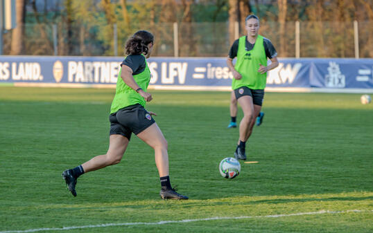 Parallel zum Fussball absolvieren Felicia Frick (l.) und Julia Benneckenstein (r.) ein Studium in den USA.