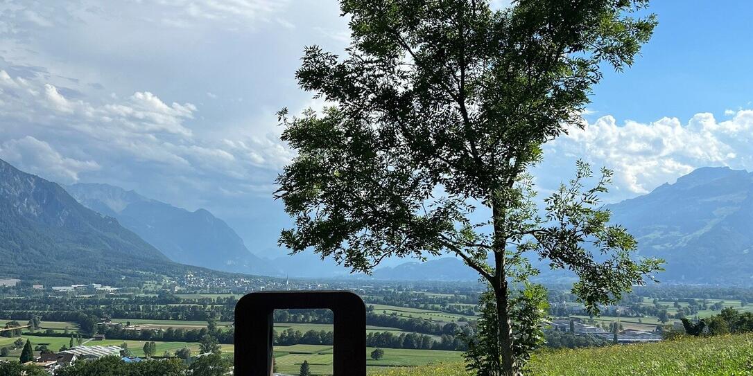 Beliebter Aussichtspunkt: Der Wanderweg führt unter anderem zur Skulptur «Resonare» im Bereich Krest, entlang des Höhenwegs.