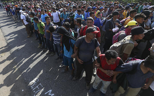 Von mexikanischen Nationalgardisten aufgehaltene Migranten bilden in der N&auml;he der mexikanisch-guatemaltekischen Grenze eine Menschenkette.