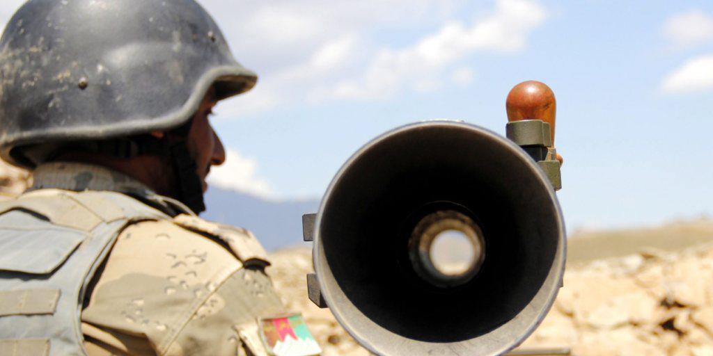 Ein afghanischer Polizist an der Durand-Linie, welche Pakistan und Afghanistan trennt. Zwischen den Armeen beider Länder kommt es in dem Gebiet immer wieder zu Scharmützeln. (Archiv) Ein afghanischer Polizist an der Durand-Linie, welche Pakistan und Afghanistan trennt. Zwischen den Armeen beider Länder kommt es in dem Gebiet immer wieder zu Scharmützeln. (Archiv)