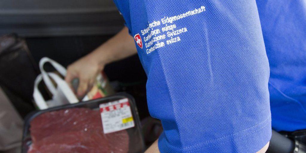 Private dürfen auch in Zukunft so viel Fleisch in die Schweiz mitbringen, wie sie wollen. Allerdings werden sie ab Januar mehr zur Kasse gebeten (Symbolbild). Private dürfen auch in Zukunft so viel Fleisch in die Schweiz mitbringen, wie sie wollen. Allerdings werden sie ab Januar mehr zur Kasse gebeten (Symbolbild).