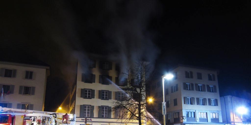Die Feuerwehr bekämpft den Brand in einer Wohnung in Glarus.