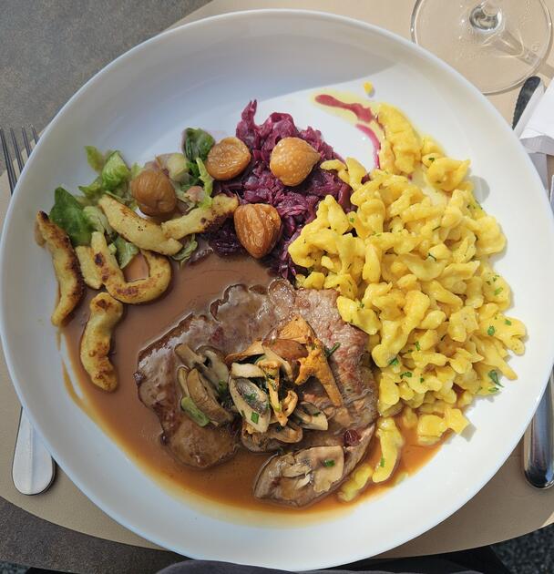 Rehschnitzel an Cognacsauce, Spätzle, Schupfnudeln, Rosenkohl, Blaukraut, Maroni