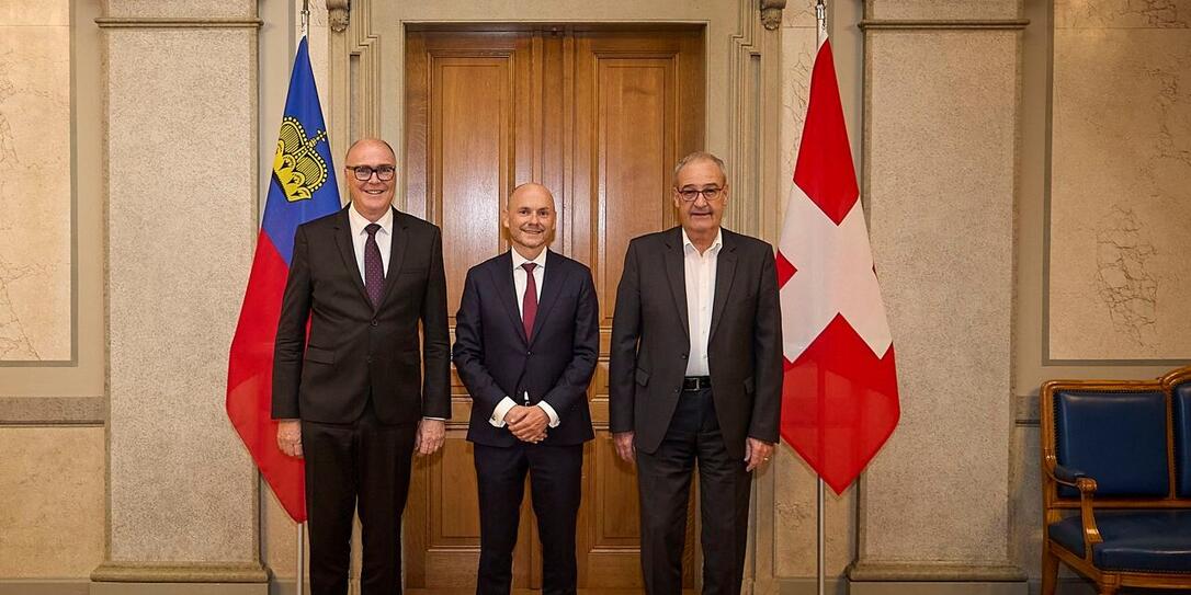Bundesrat Martin Pfister, Regierungsrat Hubert Büchel, Bundesrat Guy Parmelin beim Empfang in Bern.