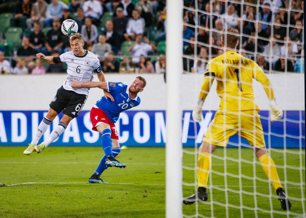 Joshua Kimmich (l.) gewinnt den Luftzweikampf gegen Sandro Wolfinger (r.) im WM-Quali-Spiel gegen Deutschland.