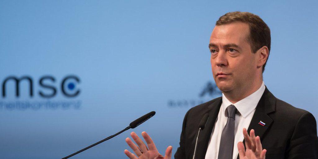 Russlands Regierungschef Dmitri Medwedew sieht einen neuen Kalten Krieg. Die Beziehungen zwischen Russland und der EU seien "verdorben", sagte er an der Sicherheitskonferenz in München Russlands Regierungschef Dmitri Medwedew sieht einen neuen Kalten Krieg. Die Beziehungen zwischen Russland und der EU seien "verdorben", sagte er an der Sicherheitskonferenz in München