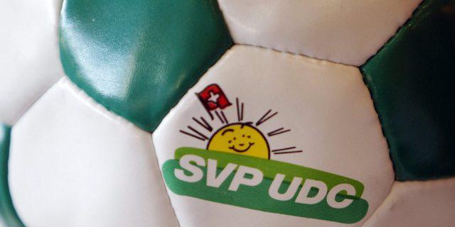 Ein Fussball mit dem Logo der SVP (Archiv)