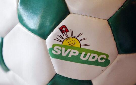 Ein Fussball mit dem Logo der SVP (Archiv)