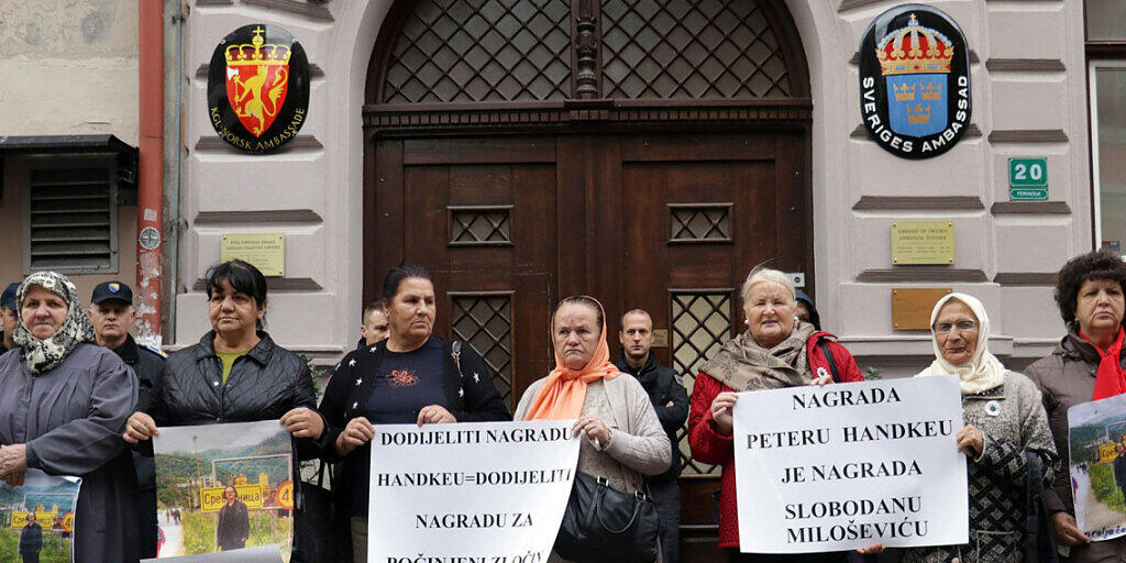 Mehrere Dutzend Frauen aus Srebrenica haben am Dienstag vor der schwedischen Botschaft in Sarajevo gegen die Auszeichnung des österreichischen Schriftstellers Peter Handke mit dem Literaturnobelpreis protestiert. Er habe den Völkermord an muslimischen Männern unterstützt.