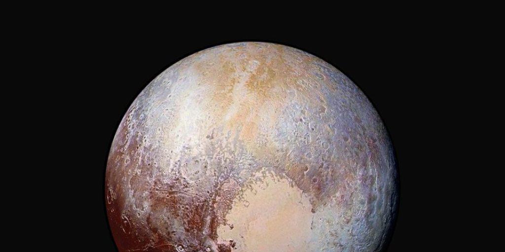 Ein farbverstärktes Bild von Pluto, das die NASA-Sonde "New Horizons" aufgenommen hat, zeigt die unterschiedlichen Farben und Oberflächen-Beschaffenheit des Zwergplaneten. (Foto: Handout)