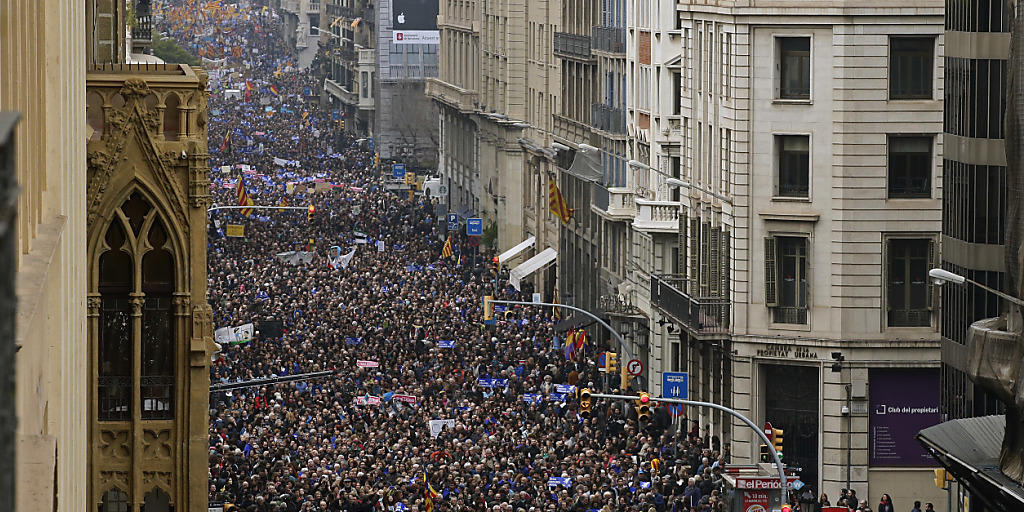 Zehntausende gehen in Barcelona für die Aufnahme von tausenden Flüchtlingen in Spanien auf die Strasse. Zehntausende gehen in Barcelona für die Aufnahme von tausenden Flüchtlingen in Spanien auf die Strasse.
