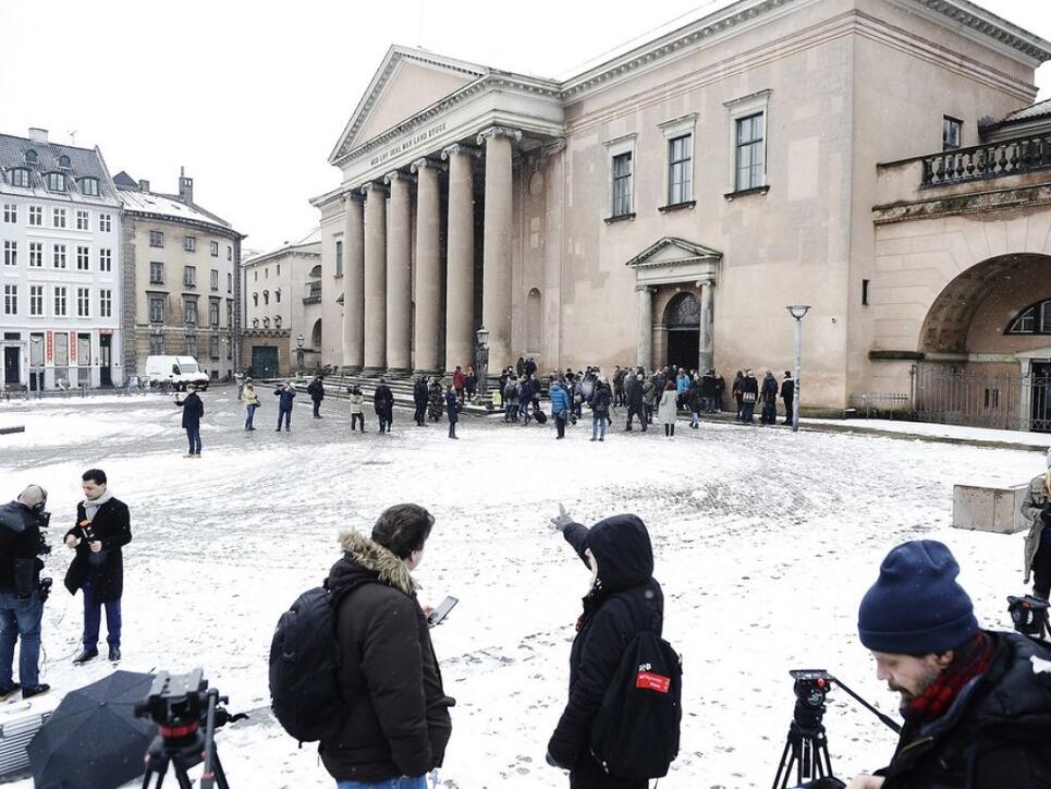 Medienvertreter vor dem Gerichtsgebäude in Kopenhagen, wo der Prozess gegen den exzentrischen dänischen U-Boot-Bauer und Erfinder Peter Madsen stattfindet, der die junge schwedische Journalistin Kim Wall an Bord seines Bootes gefoltert und getötet haben soll.