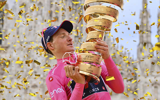 Der Brite Tao Geoghegan Hart lässt sich im Goldregen auf dem Mailänder Dom-Platz als Giro-Sieger feiern
