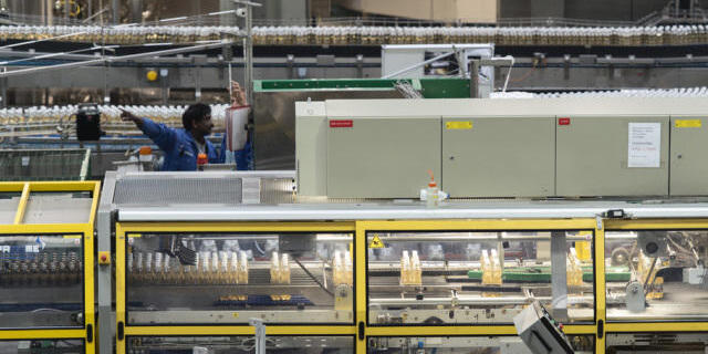 Förderband in einer Schweizer Getränkefabrik (Symbolbild) Förderband in einer Schweizer Getränkefabrik (Symbolbild)