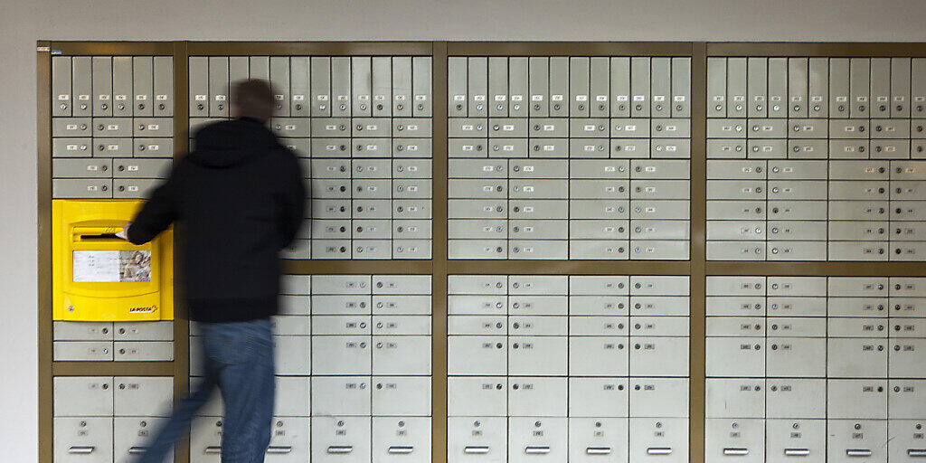 Die Postfächer in der Schweiz werden trotz Coronakrise noch regelmässig geleert. (Archivbild)