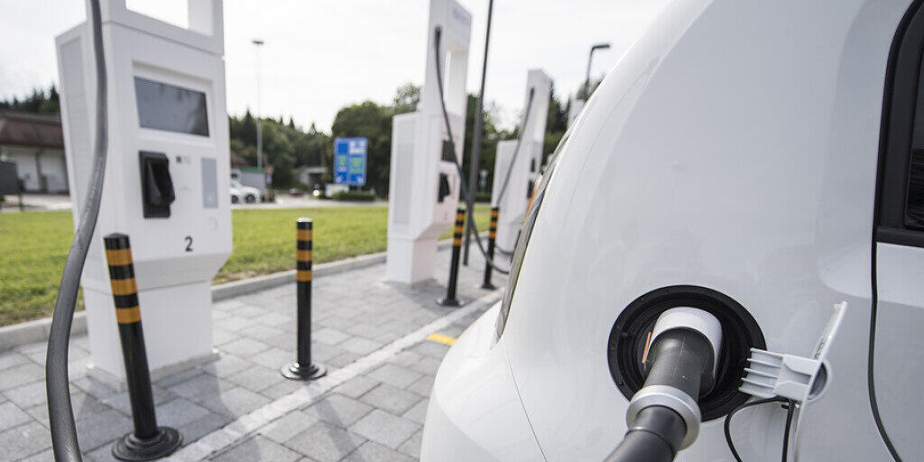 Mit Prämien will das Wallis den Verkauf von neuen Elektro- oder Hybridfahrzeugen ankurbeln. Zudem soll die Zahl der Ladestationen deutlich erhöht werden. (Symbolbild)