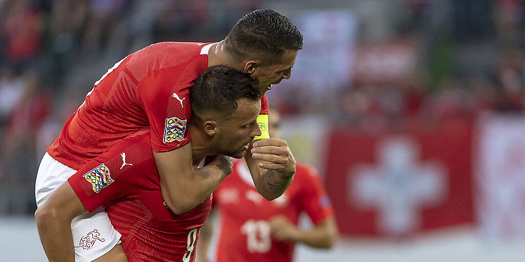 Captain Granit Xhaka jubelt mit Haris Seferovic (9), dem Torschützen zum 4:0