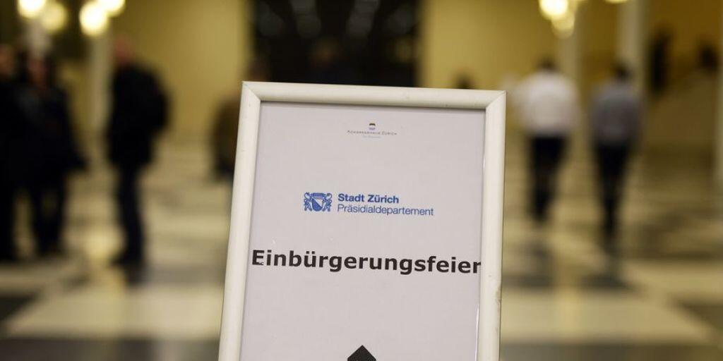Knapp 45'000 Personen haben im Jahr 2016 das Schweizer Bürgerrecht bekommen. Von allen Schweizer Bürgern haben 17,3 Prozent eine zweite Staatszugehörigkeit. Im Kanton Genf sind sogar 45 Prozent aller Bürger Doppelbürger. (Archivbild)