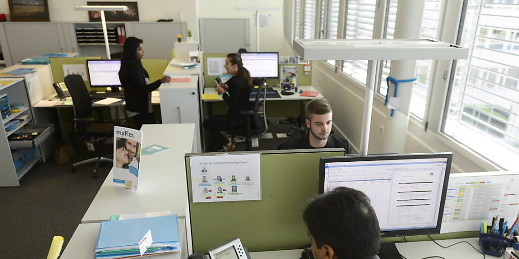 Grossraumbüro einer Versicherungsgesellschaft: Mit 34 Prozent ist die Lohndiskrepanz zwischen den Geschlechtern in dieser Branche am höchsten. (Archiv)