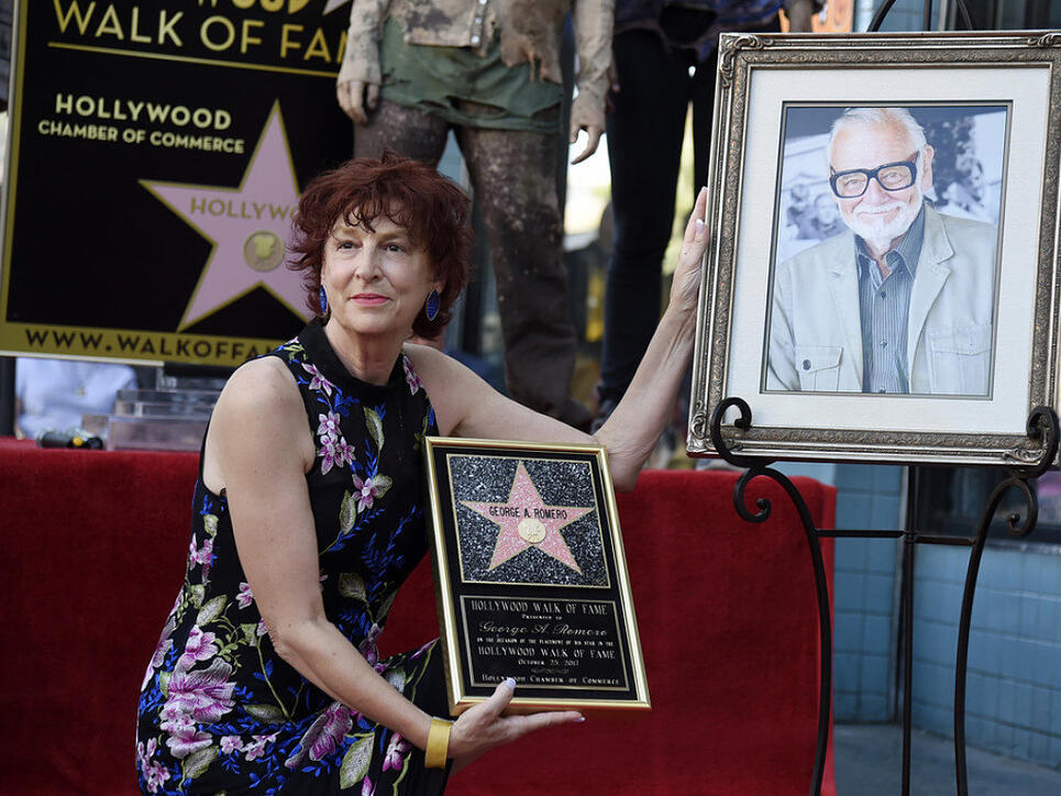 Suzanne Desrocher posiert mit der legendären Sternenplakette, die ihr Mann, Horrorfilm-Regisseur George A. Romero, posthum erhalten hat. Der Filmemacher war vor drei Monaten im Alter von 77 Jahren gestorben.