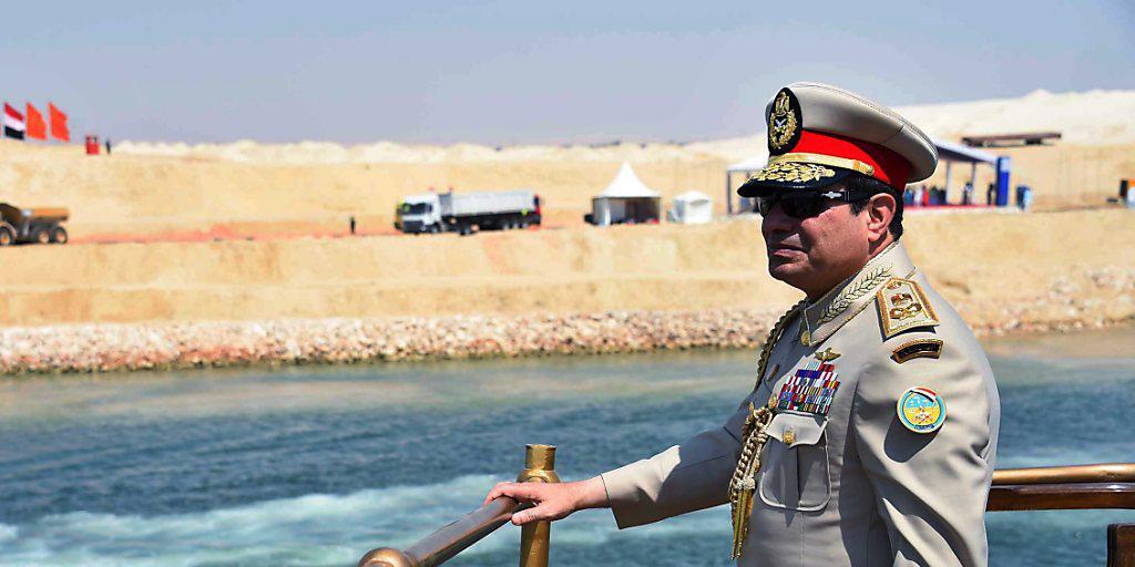 Ägyptens Präsident al-Sisi verlangt von Journalisten einen strammen Regierungskurs. Ägyptens Präsident al-Sisi verlangt von Journalisten einen strammen Regierungskurs.