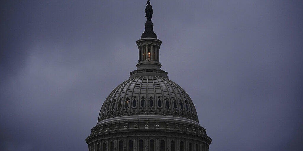 Das Licht in der Kuppel des Kapitols in Washington signalisiert, dass der US-Senat über Nacht seine Sitzung fortsetzt. Foto: J. Scott Applewhite/AP/dpa Das Licht in der Kuppel des Kapitols in Washington signalisiert, dass der US-Senat über Nacht seine Sitzung fortsetzt. Foto: J. Scott Applewhite/AP/dpa