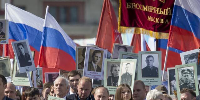 Präsident Putin (Mitte) am Umzug in Moskau