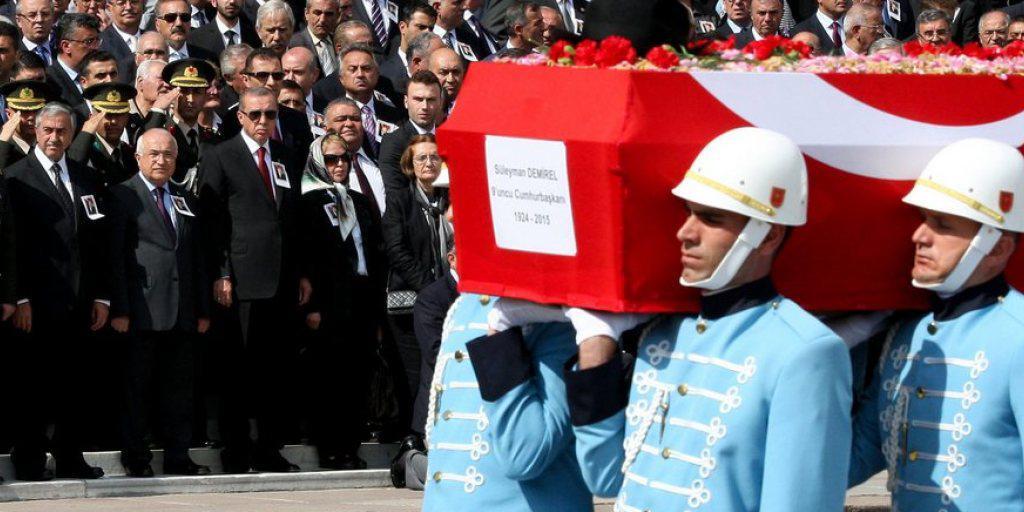 Trauerfeier in Ankara: Türkische Soldaten tragen den Sarg des in der Nacht zum Mittwoch mit 90 Jahren an Herzversagen gestorbenen früheren Präsidenten Süleyman Demirel