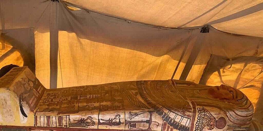 HANDOUT - Einer der antiken Sarkophage aus der Grabstätte Sakkara. Foto: -/Ministry of Tourism and Antiquities/AP/dpa - ACHTUNG: Nur zur redaktionellen Verwendung und nur mit vollständiger Nennung des vorstehenden Credits HANDOUT - Einer der antiken Sarkophage aus der Grabstätte Sakkara. Foto: -/Ministry of Tourism and Antiquities/AP/dpa - ACHTUNG: Nur zur redaktionellen Verwendung und nur mit vollständiger Nennung des vorstehenden Credits