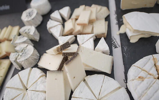 Schweizerinnen und Schweizer haben im letzten Jahr pro Kopf 320 Gramm Käse mehr gegessen. (Archivbild)