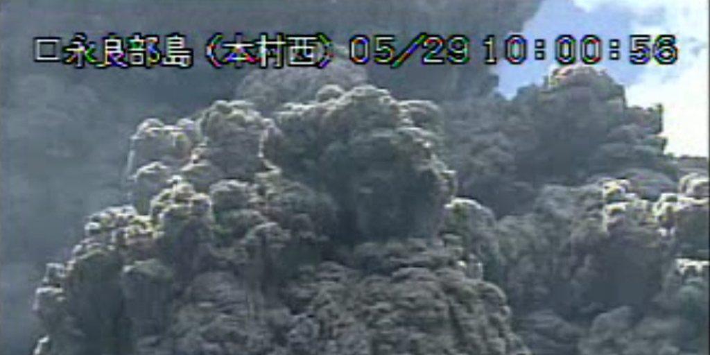 Aufnahmen der Meteorologischen Behörde Japans zeigen die Aschewolken, die vom Vulkan Shindake aufsteigen